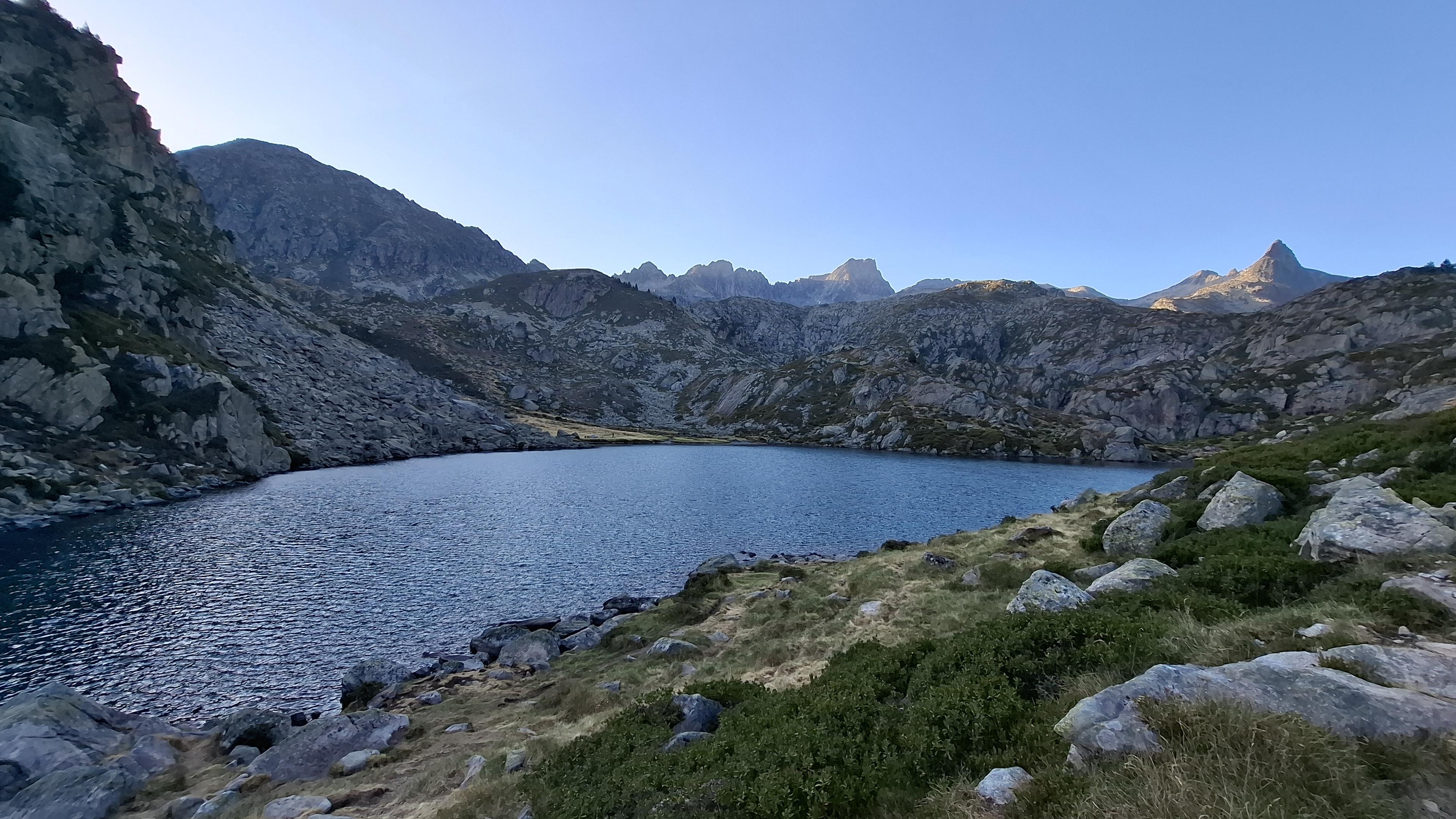 Lac de montagne avec sommet en fond
